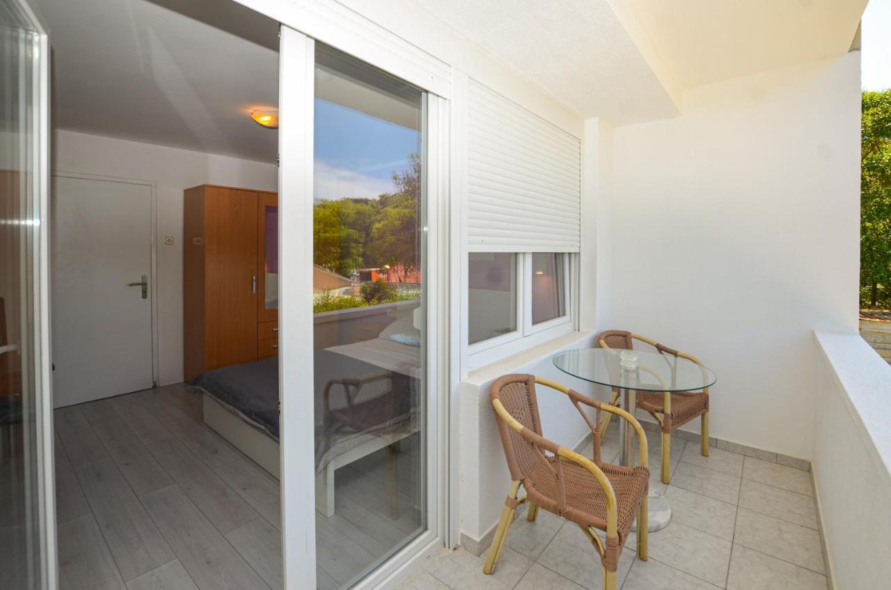 Iris Apartment *