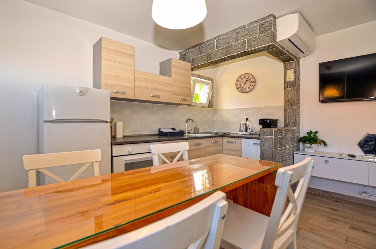 Iris Apartment *